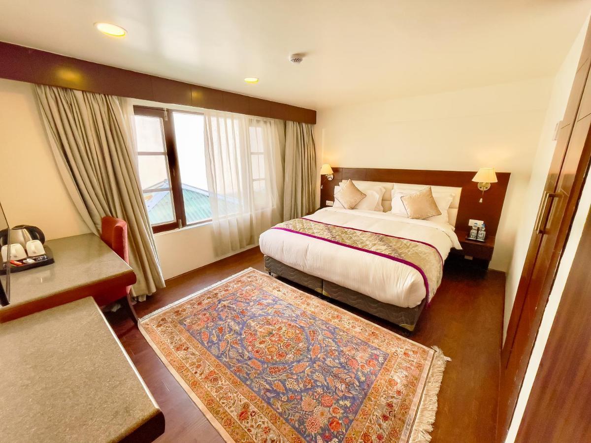 Paisley Palace Hotel Srinagar  Bagian luar foto