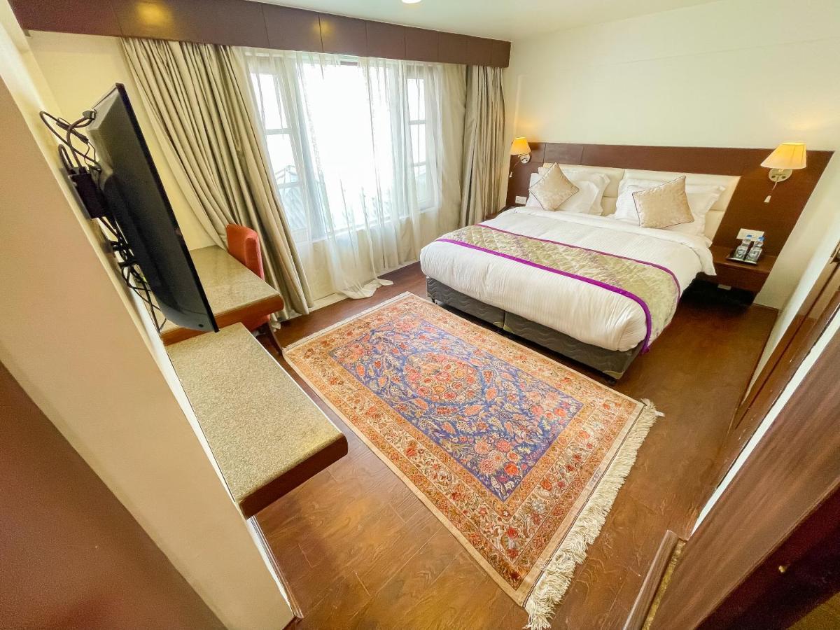 Paisley Palace Hotel Srinagar  Bagian luar foto